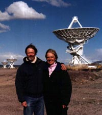 Hubert and Debbie en el Very Large Array radio telescopes en Magdalena, NM